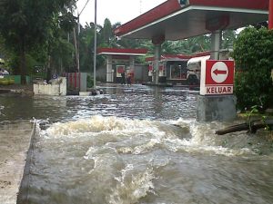 SPBU terendam Banjir di jakarta