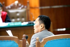 Gaya Edison Effendi saat memberikan keterangan di persidangan.  