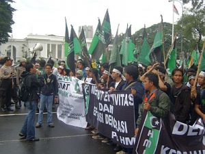 Kader-kader HMI saat melakukan unjuk rasa.