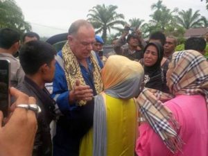 Malcolm Primrose (berseragam biru) disambut keluarga sesaat setelah dibebaskan penculiknya. 