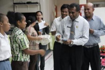 10 Pelajar Berprestasi Asal Papua Terima Beasiswa PLN