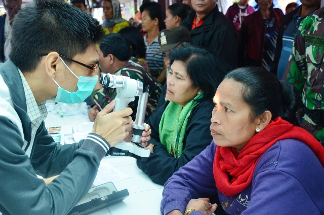 Tambang Emas Martabe Periksa Mata dan Operasi Katarak Ribuan Pengungsi Sinabung