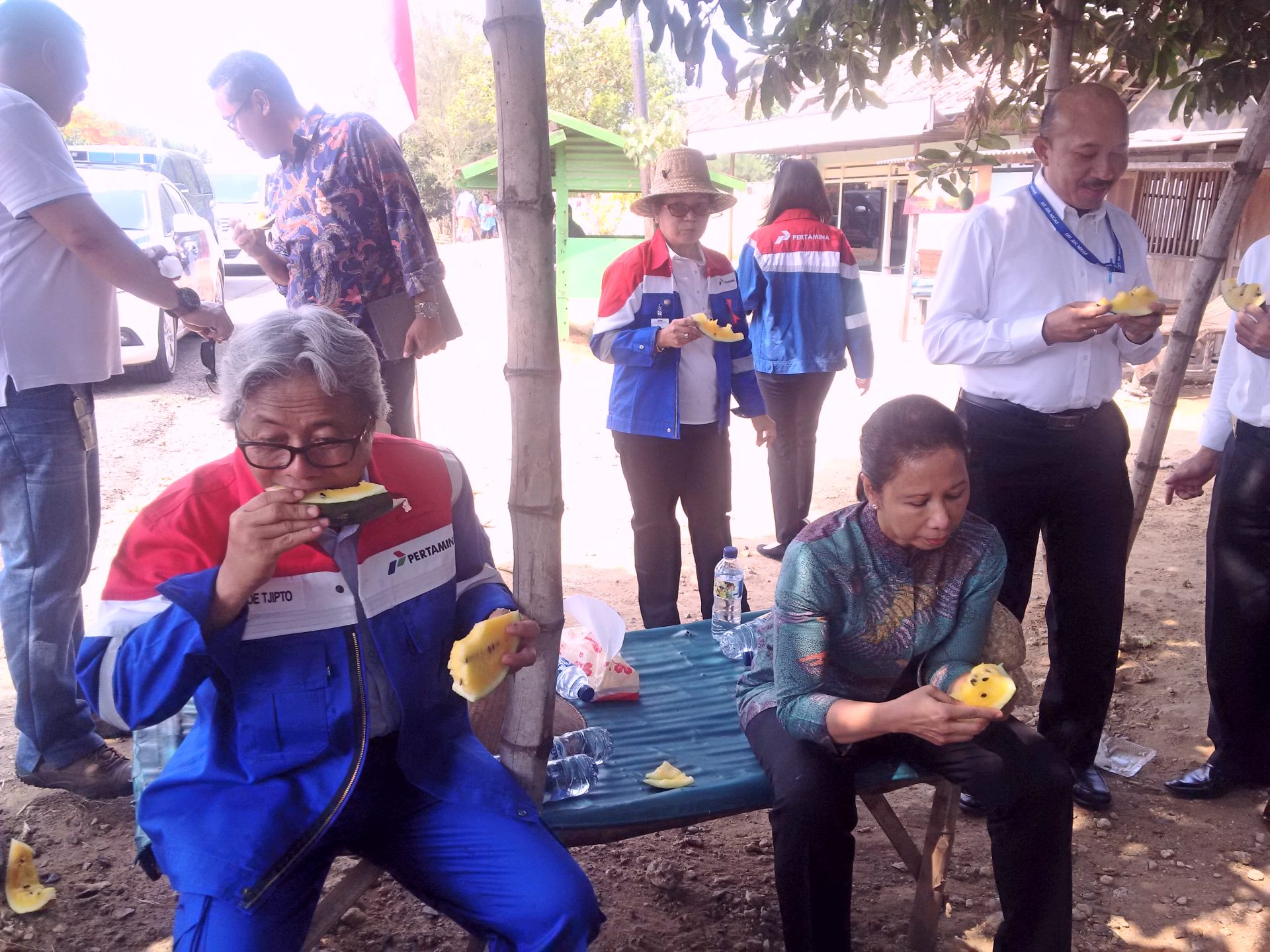 Menikmati Semangka Sebelum Menuju Kilang