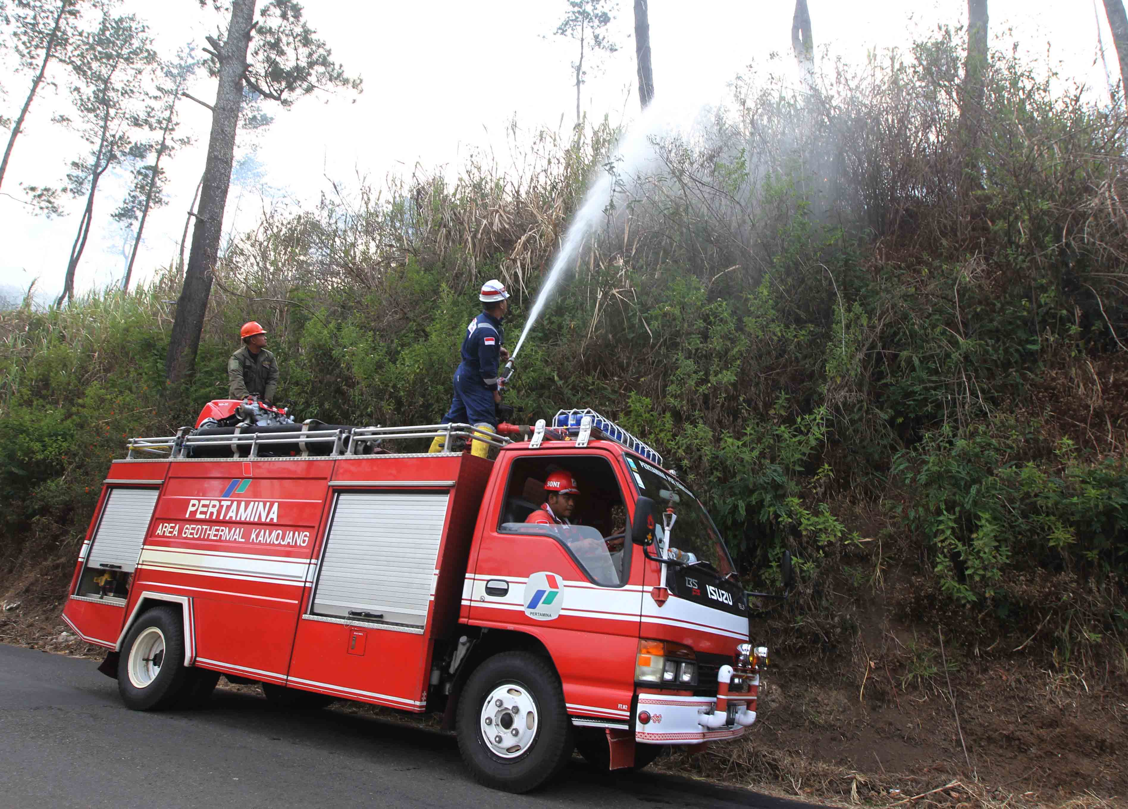 PGE Kamojang Ikut Padamkan Kebakaran Hutan