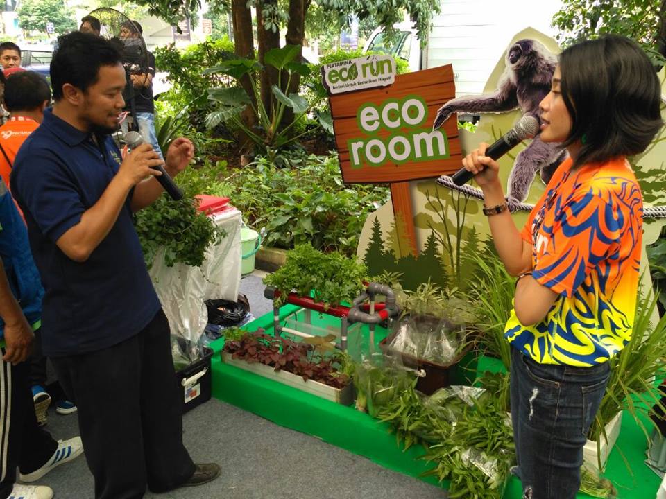 Peserta lomba lari diperkenalkan pada budaya ramah lingkungan.