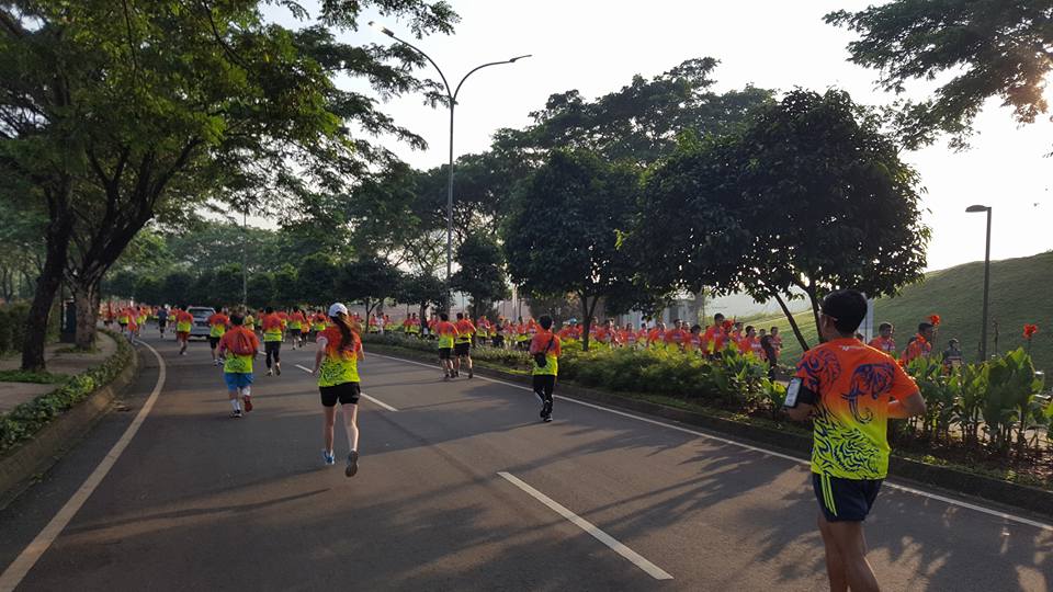 Peserta memenuhi jalan di BSD.