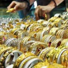 Harga Emas Menguat Didorong Pelemahan Dolar dan Penurunan Imbal Hasil Obligasi AS