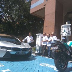 Coba SPLU, BMW i8 Datangi PLN Disjaya
