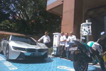 Coba SPLU, BMW i8 Datangi PLN Disjaya