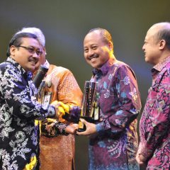 Komitmen Terapkan SNI dan Standar Produk, Pertamina Lubricants Raih Platinum SNI Award 2017  