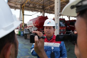 Sampaikan Salam Idul Fitri, Pegawai Pertamina di Perbatasan Tetap Bekerja