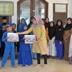 Berbagi Berkah Ramadhan, Amman Mineral Sampaikan 2.300 Paket Lebaran di Sekitar Tambang