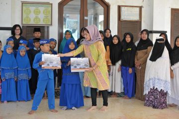 Berbagi Berkah Ramadhan, Amman Mineral Sampaikan 2.300 Paket Lebaran di Sekitar Tambang