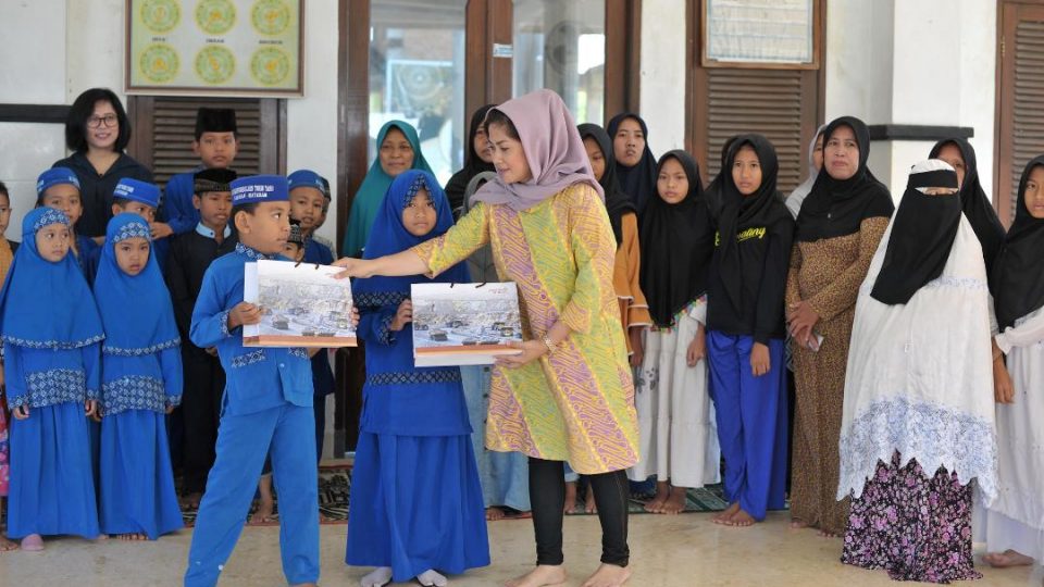 Berbagi Berkah Ramadhan, Amman Mineral Sampaikan 2.300 Paket Lebaran di Sekitar Tambang