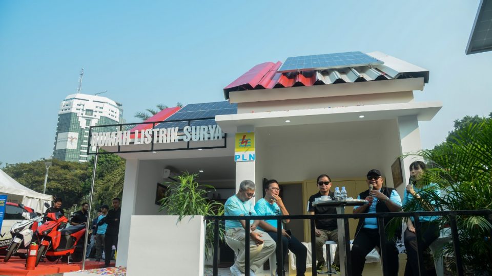 Badan Usaha dan Industri  Didorong Gunakan PLTS Atap