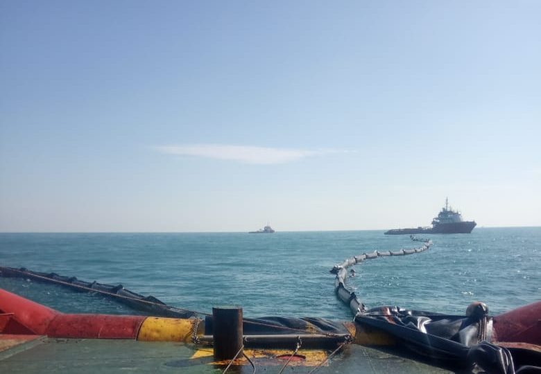 Pertamina Kerahkan Lima Giant Octopus dan 2.000 Meter Static Oil Boom