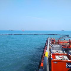 PHE ONWJ Isolasi Penuh Oil Spill Sekitar Anjungan di Laut Karawang