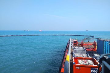 PHE ONWJ Isolasi Penuh Oil Spill Sekitar Anjungan di Laut Karawang