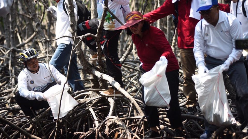 Komitmen Lestarikan dan Pulihkan Lingkungan, PHE Gelar Coastal Clean Up di Kepulauan Seribu