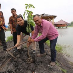 Pertagas dan Warga Tanam Pohon di Kampung Ikan Asap