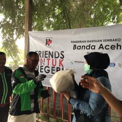 Pertamina Foundation dan Friends Entertainment Bagikan Sembako di 11 Kota