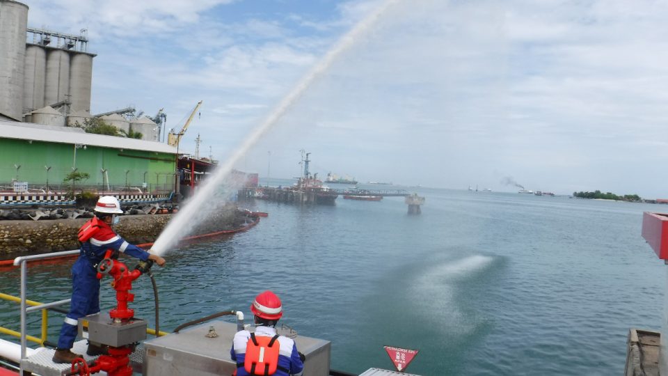 Pertamina Tanggulangi Tumpahan Minyak di Pesisir Pantai Makassar