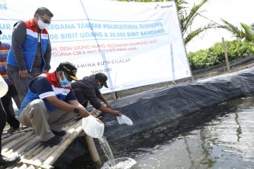 Pertamina RU Cilacap Tabur Puluhan Ribu Benih Ikan dengan Teknologi Polikultur Biofilter