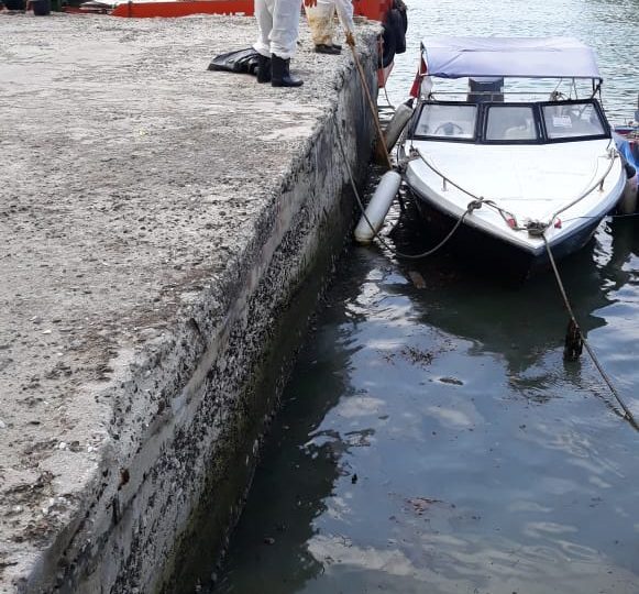 PHE OSES Bantu Penanganan Ceceran Minyak di Pulau Pari