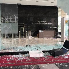 Kantor Porak Poranda Diserbu Massa Anti UU Cipta Kerja, Ini Nasib Menteri ESDM