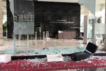 Kantor Porak Poranda Diserbu Massa Anti UU Cipta Kerja, Ini Nasib Menteri ESDM