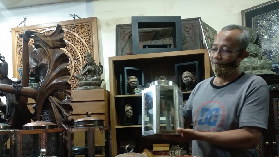 Setia Menjajakan Kerajinan Daerah