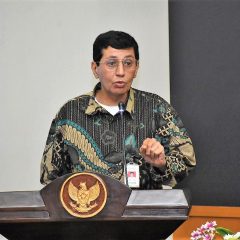 The government encourages investment in the battery development sector for electric vehicles