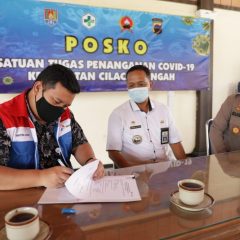 Peduli Pejuang Covid-19, Kilang Pertamina Cilacap Serahkan APD untuk Penggali Kubur