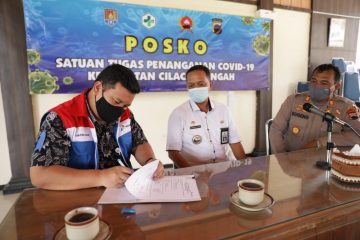 Peduli Pejuang Covid-19, Kilang Pertamina Cilacap Serahkan APD untuk Penggali Kubur