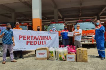 Pertagas Serahkan Bantuan Bencana Banjir Gunung Mas Puncak