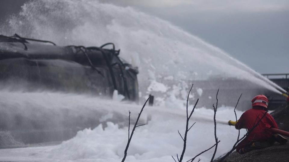 Kebakaran di Komplek Kilang Balongan Pertamina Disebabkan Sambaran Petir