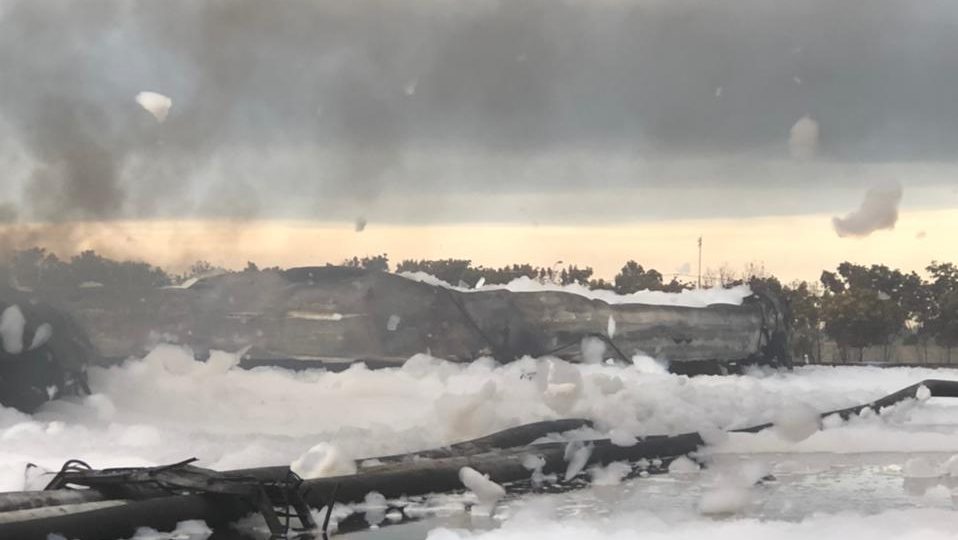 Kobaran Api di Dua Tangki Kilang Balongan Berhasil Dipadamkan