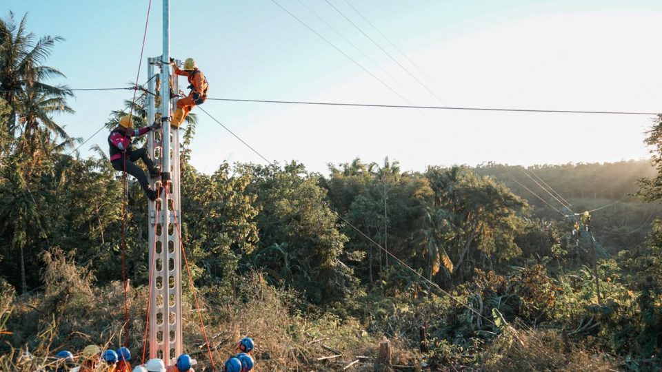 PLN Pulihkan 100% Sistem Kelistrikan Enam Kabupaten di NTT