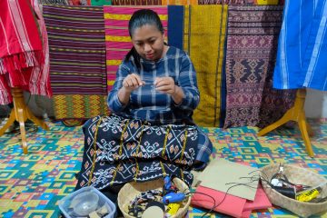 Dihantam Pandemi, Ensikei Tenun Bertahan Berkat Bantuan PLN