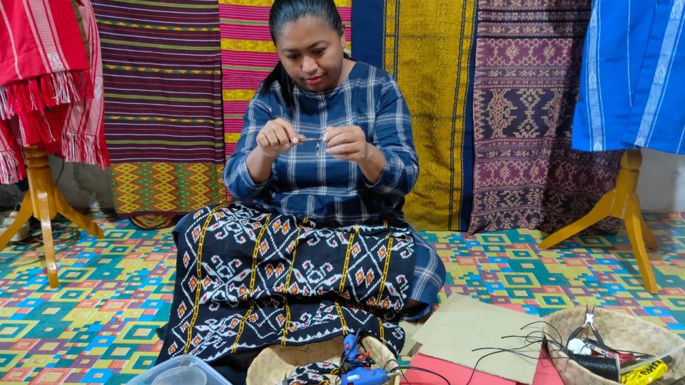 Dihantam Pandemi, Ensikei Tenun Bertahan Berkat Bantuan PLN