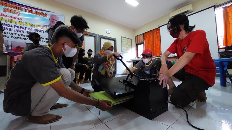 Pertagas Gelar Pelatihan Sablon Komunitas Tuli Gresik