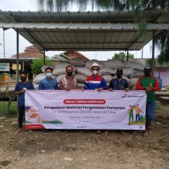 Pertamina Gas OWJA Serahkan Bantuan Pupuk ke Petani Cilamaya