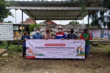 Pertamina Gas OWJA Serahkan Bantuan Pupuk ke Petani Cilamaya