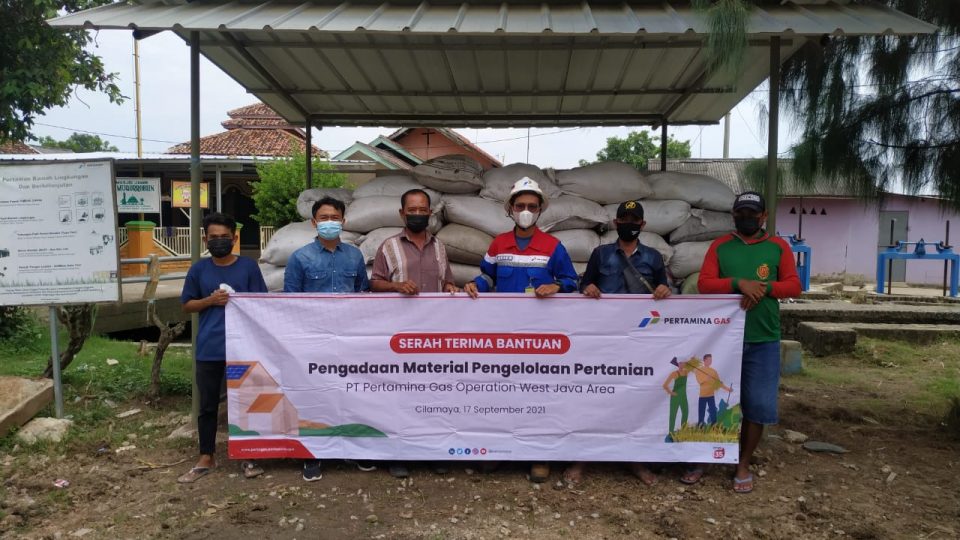 Pertamina Gas OWJA Serahkan Bantuan Pupuk ke Petani Cilamaya