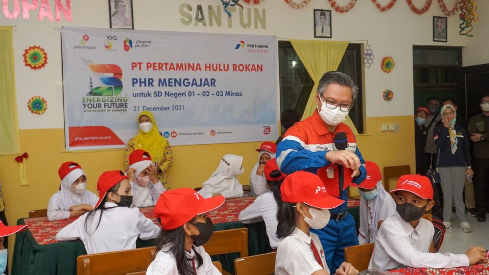 Dirut PHR Jadi Pengajar dan Berikan Fasilitas Pendidikan di SDN Minas