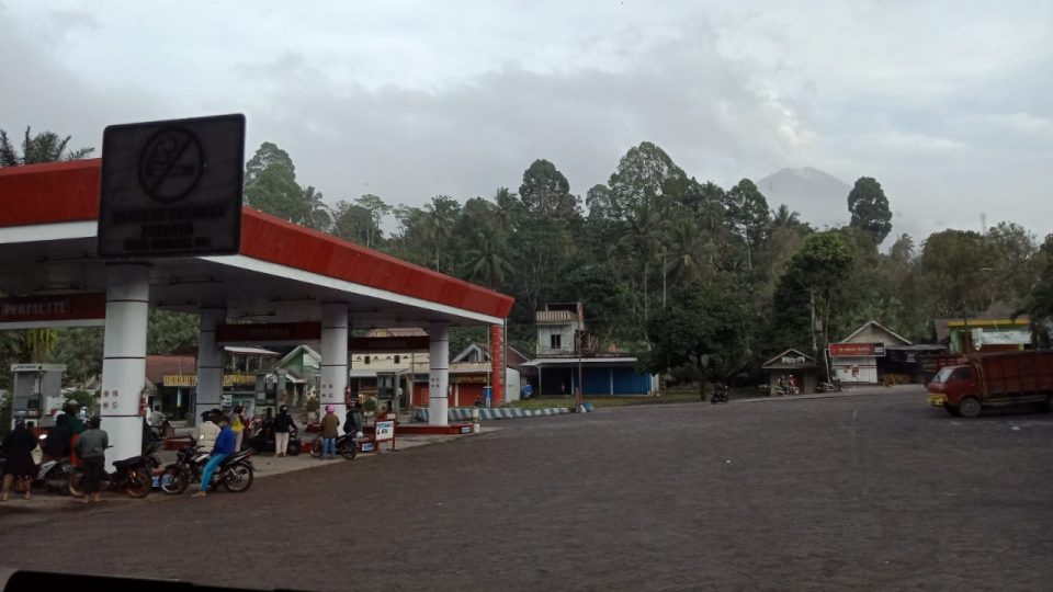 Semeru Erupsi, Pertamina Alihkan Pasokan BBM melalui Integrated Terminal Surabaya