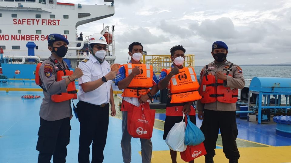 Keren! Aksi Heroik Kru Kapal MT Galunggung Selamatkan Dua Nelayan Tuban