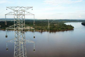 PLN Bangun Tower SUTT  Sanggau-Sekadau Melintasi Sungai Kapuas