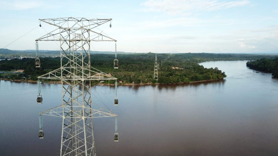 PLN Bangun Tower SUTT  Sanggau-Sekadau Melintasi Sungai Kapuas