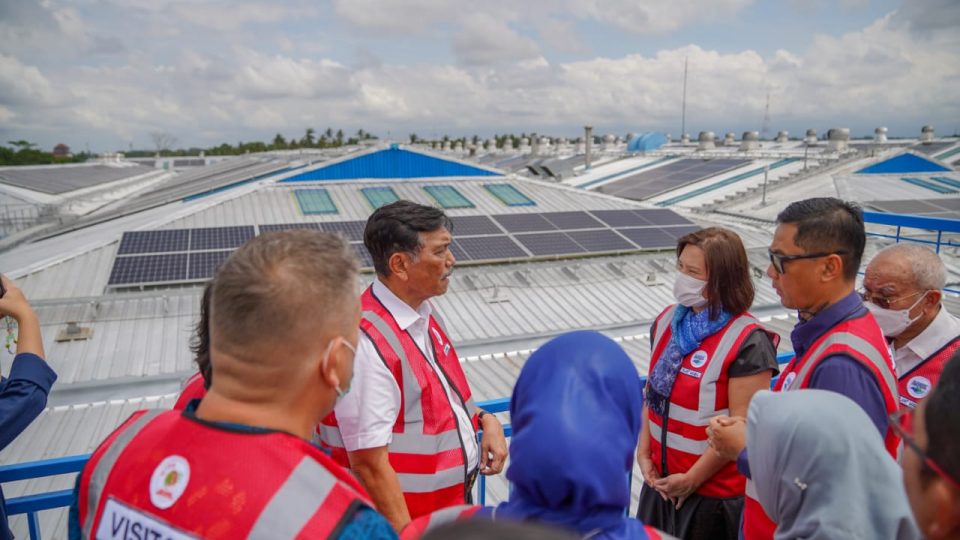 PLTS Atap Pabrik Danone Aqua Mambal Dorong Transisi Energi Berkelanjutan